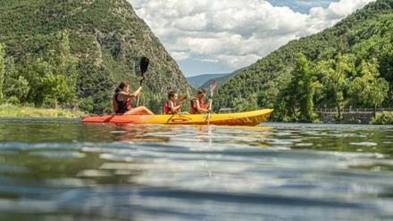 Una familia disfruta de una jornada de kayak en un lago del Pirineo