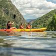 Una familia disfruta de una jornada de kayak en un lago del Pirineo