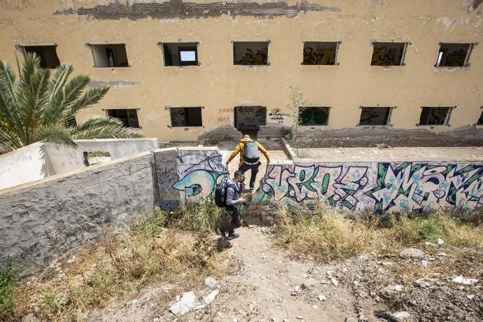 12.04.19.Las Palmas de Gran Canaria. Urbex / Reportaje con dos aficionados a la.exploración urbana de lugares abandonados.(urbex) en La Casa del Niño. Foto Quique Curbelo  | 12/04/2019 | Fotógrafo: Quique Curbelo