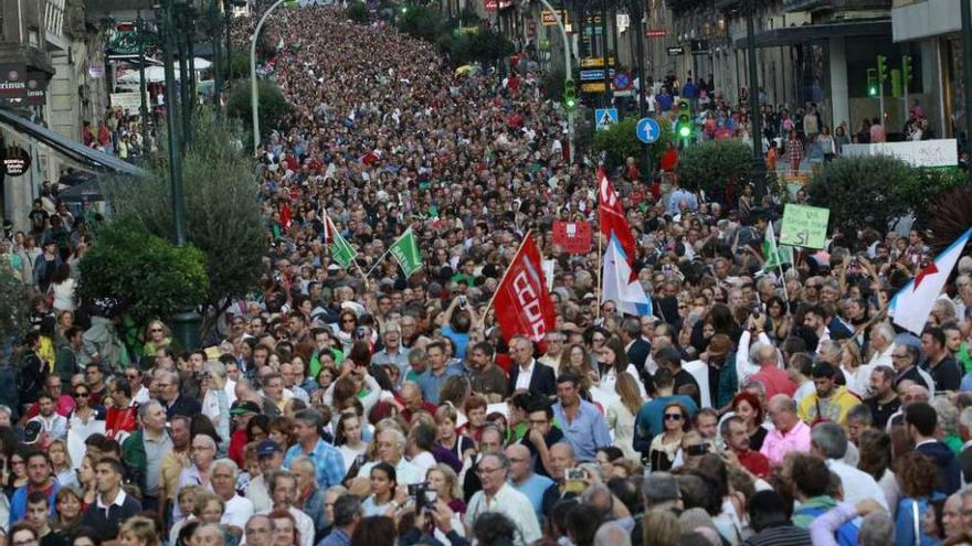 Panorámica de los manifestantes que ayer recorrieron las calles de Vigo.
