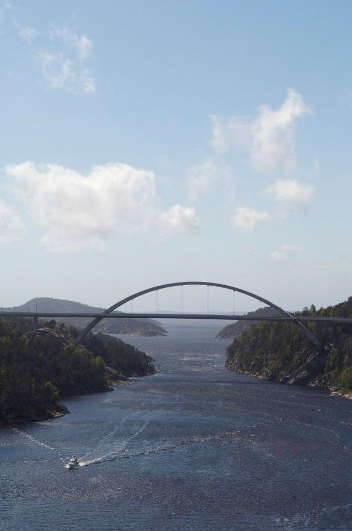 El puente Svinesund une Noruega y Suecia.