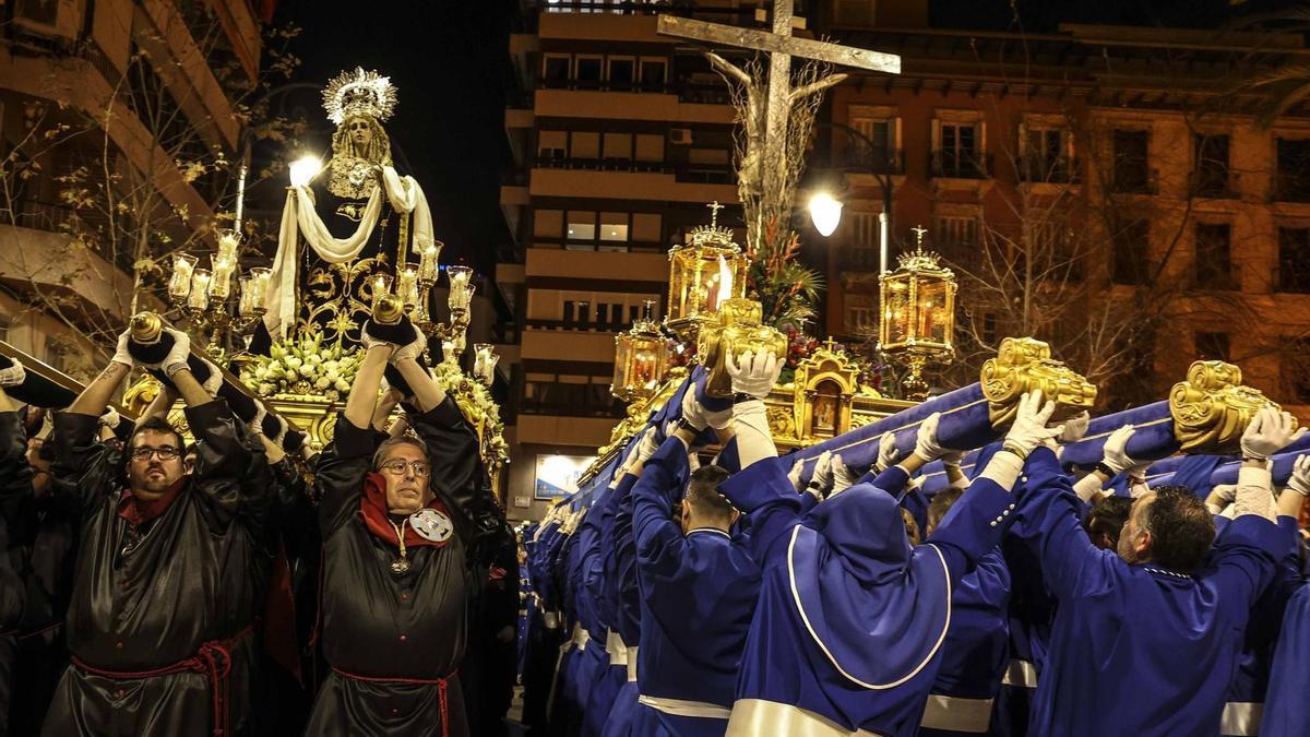 Emotivo encuentro entre el Cristo de la Paz y Nuestra María Santísima del Mayor Dolor en Alicante