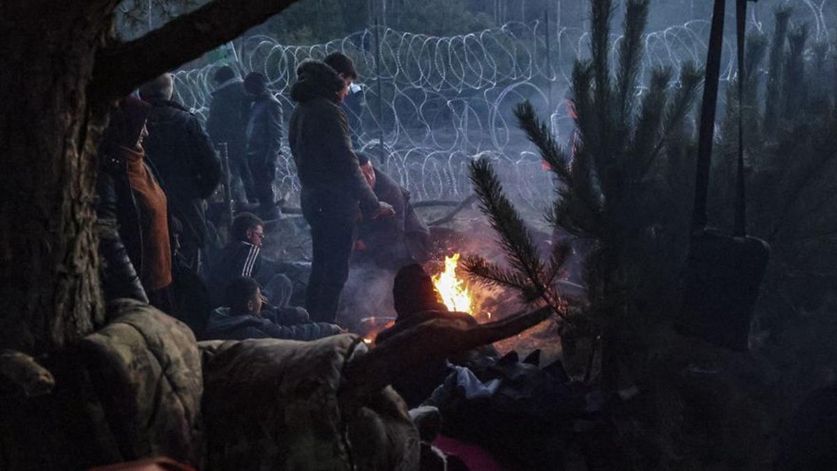 Un grupo de personas refugiadas en la región bielorrusa de Grodno, junto a la frontera con Polonia.