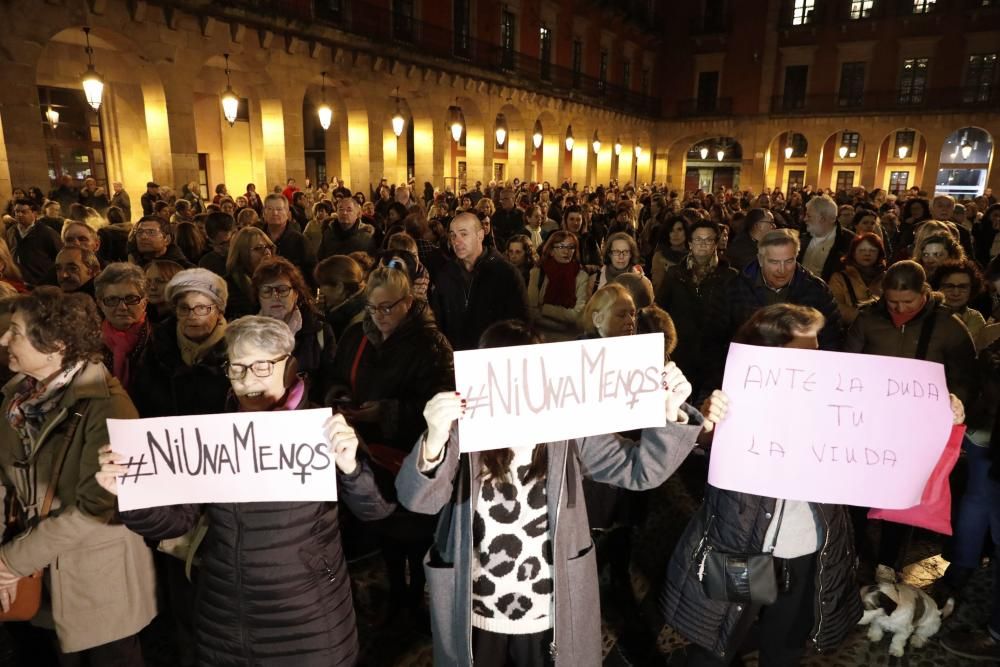 Concentración en Gijón por el asesinato de Lorena Dacuña