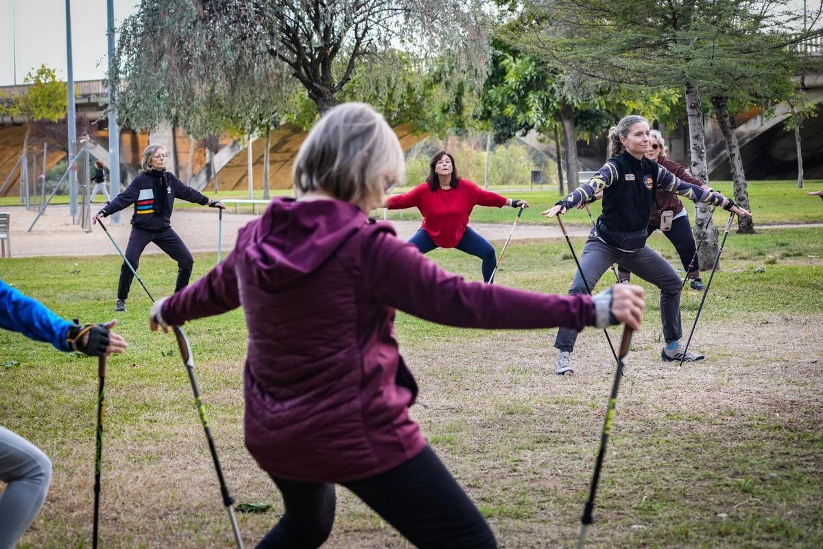 Badajoz. Marcha nórdica en el paseo del río, organizado por Nordic Walking Extremadura, Sol Rodríguez Casanova.