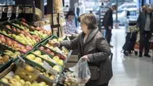 Una mujer compra en el supermercado.