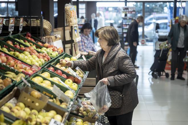 Una mujer compra en el supermercado.