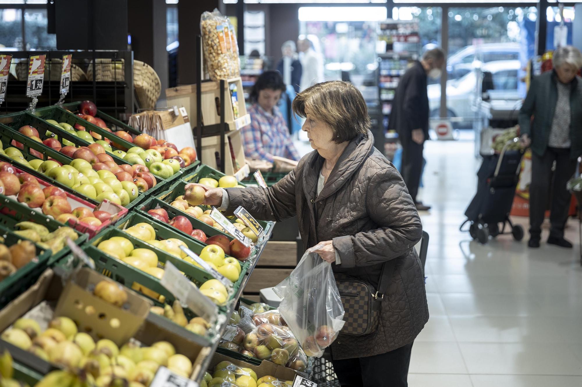 Barcelona 14/03/2023 . Economía Cesta de la compra carro de la compra inflación precios y consumo cesta básica En la foto, supermercado Caprabo en el barrio de Gràcia Fotografía de Ferran Nadeu