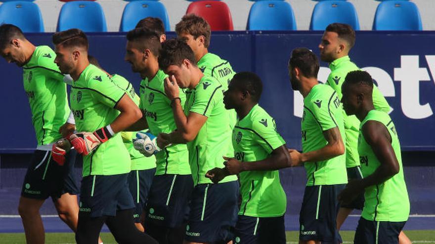 Los futbolistas haciendo carrera continua en el Ciutat.