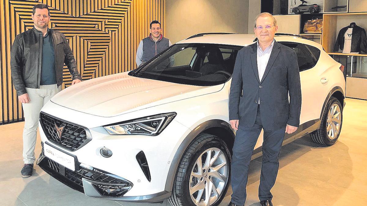 Antonio Nicolás, gerente del concesionario, junto a los “Cupra Master” Imanol Marco y Manuel Guillén.