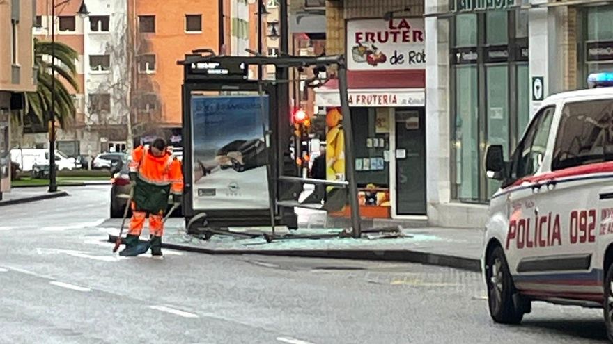 Un vehículo se empotra en Gijón contra una marquesina de autobús