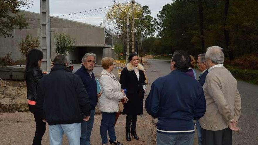 Parte del gobierno local, esta semana en la zona de As Pozas. // FdV