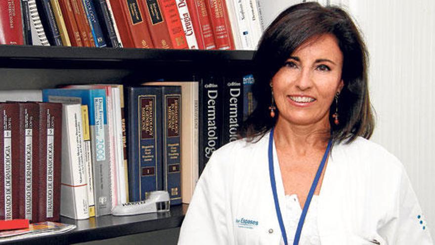 La doctora Ana Martín, en su consulta del hospital de Son Espases.