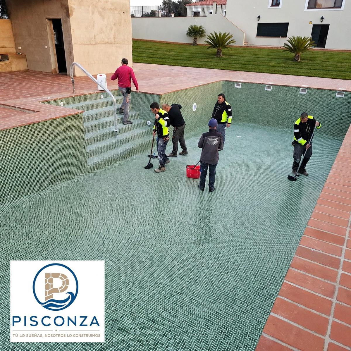 Varios trabajadores de Pisconza, en una picina recién construida.