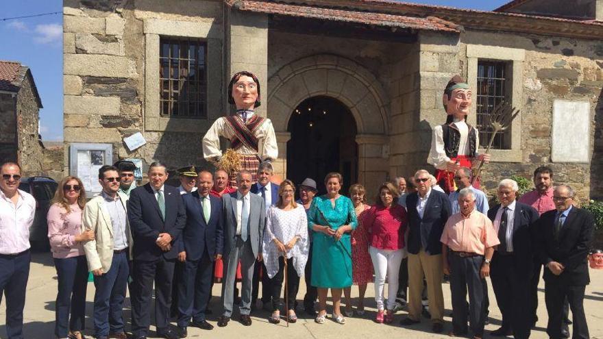 Autoridades y cabezudos en Domez