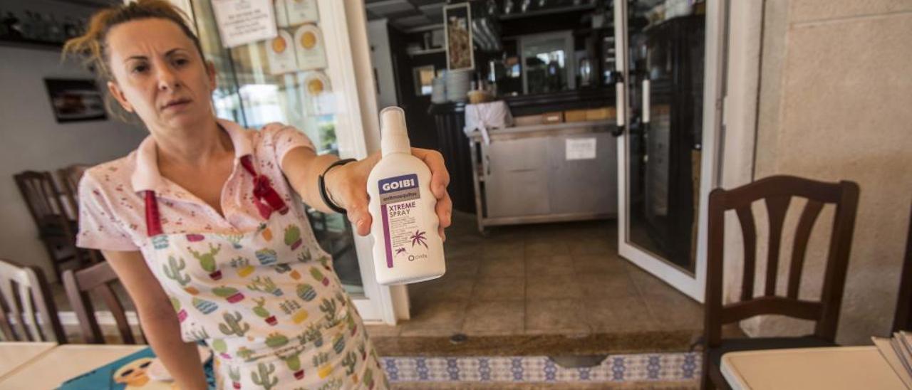 Los trabajadores de hostelería de Urbanova usan los repelentes más potentes contra los mosquitos.