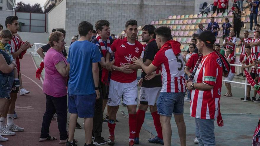 Carlos Ramos recibe el consuelo de la afición tras la derrota del Zamora CF ante el Haro Deportivo.