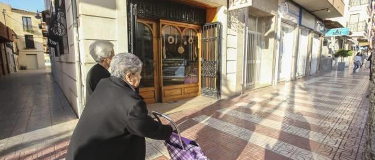 Zona comercial en el centro de Mutxamel, donde el sector de la alimentación ha ido perdiendo fuelle en relación a la tecnología.