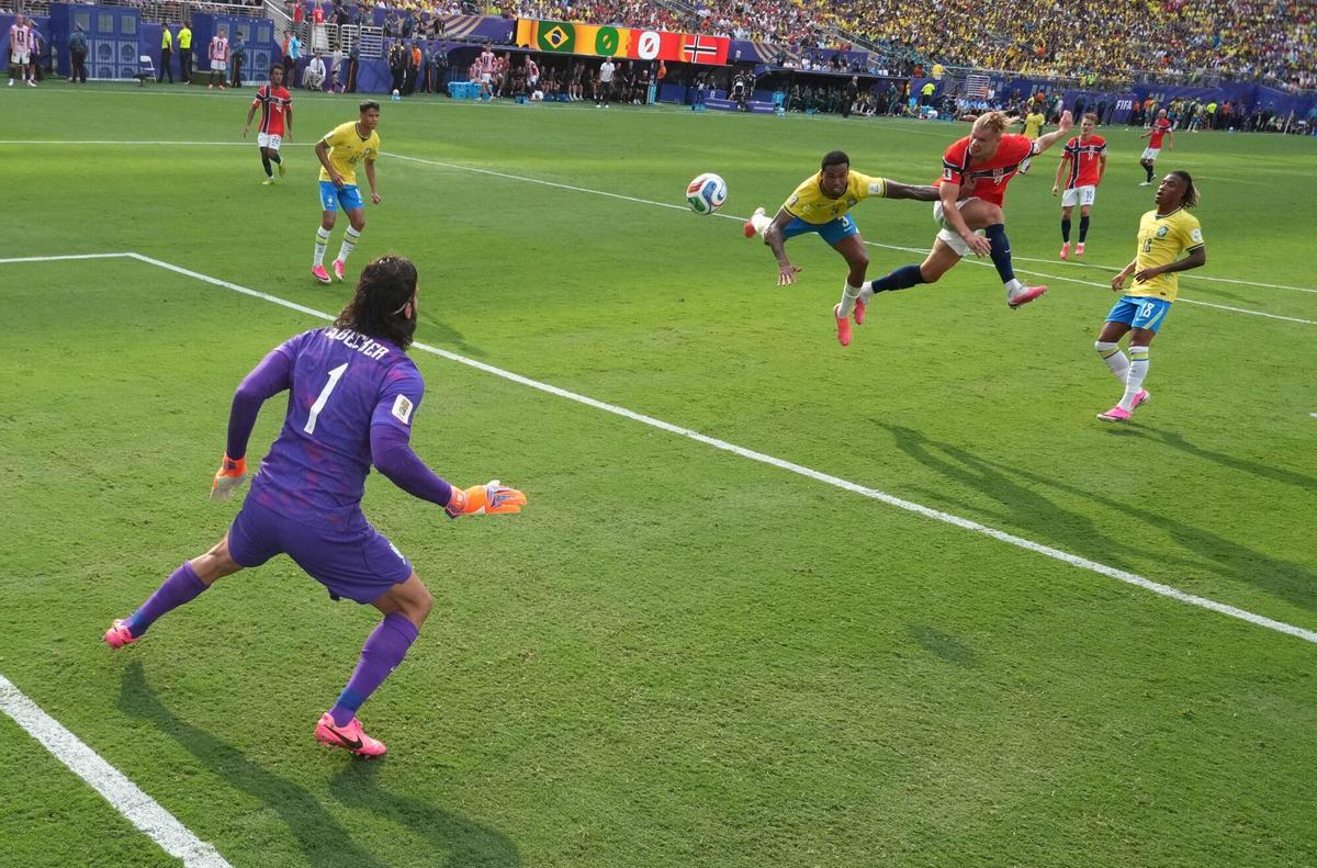 Erling Haaland se anticipa a Gabriel Magalhães y marca el 0-1 de Noruega ante Brasil.