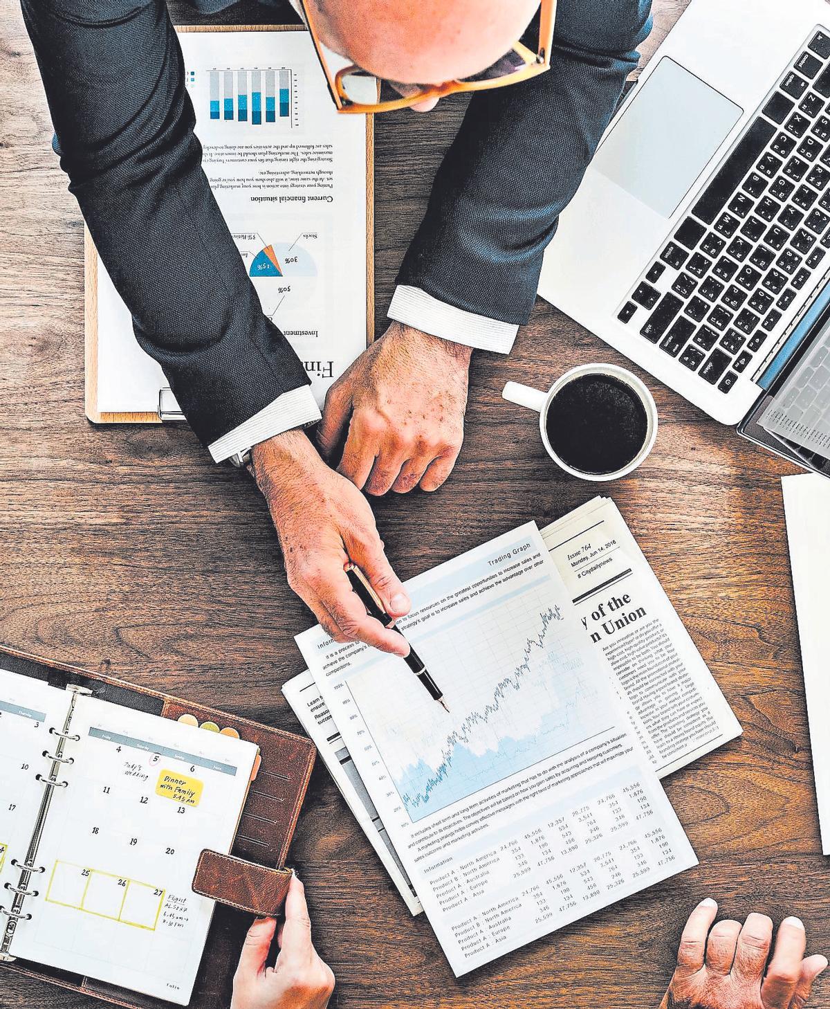 Un ejecutivo, con los datos de un balance empresarial.