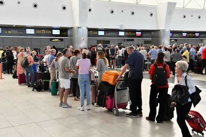 25/02/2020 AEROPUERTO. TELDE. Ambiente en el aeropuerto de Gran Canaria, dos días después de la suspencion de vuelos por la Calima.  Fotógrafa: YAIZA SOCORRO.  | 25/02/2020 | Fotógrafo: Yaiza Socorro