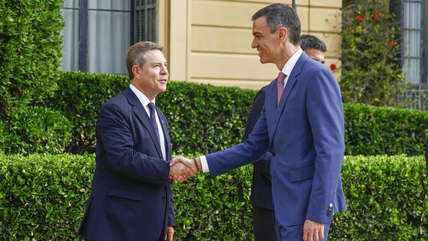 El presidente del gobierno, Pedro Sánchez, saluda al presidente de Castilla-La Mancha, Emiliano García Page (i), durante la XXVIII Conferencia de Presidentes.