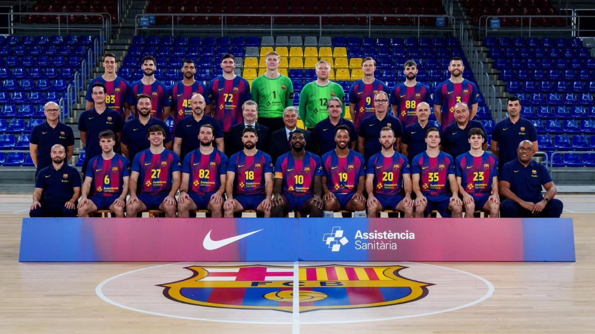Foto oficial del Barça de balonmano 2025-26 con Joan Laporta
