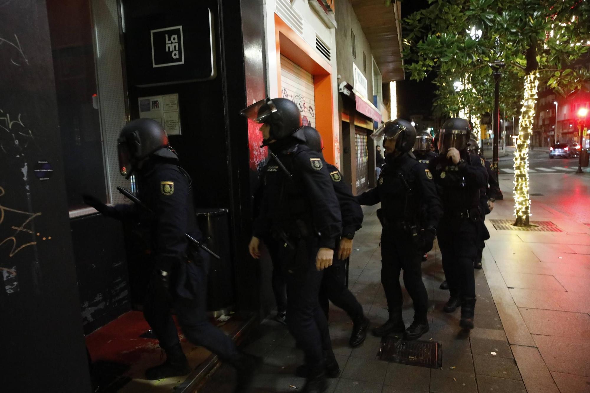 Así vigila la Policía Nacional las zonas de ocio nocturno en Gijón (en imágenes)