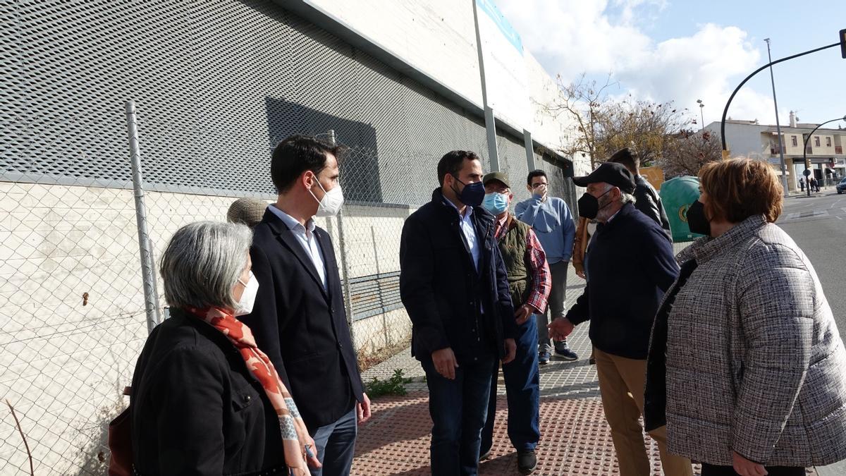 Daniel Pérez, con los vecinos del Puerto de la Torre.