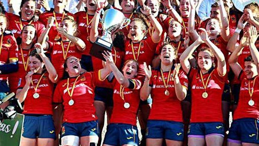 Las internacionales españolas posan con el trofeo que las acredita como campeonas de Europa.