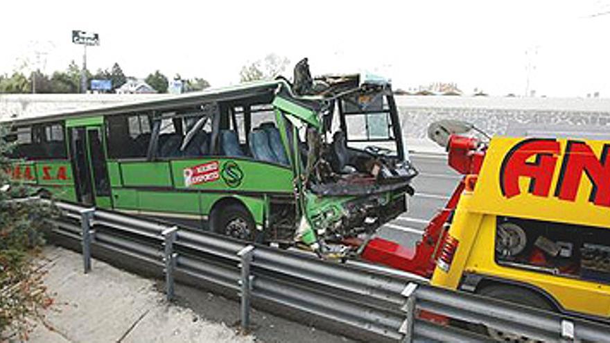 Un muerto y 19 heridos en un choque en cadena en la autovía de Madrid a La Coruña