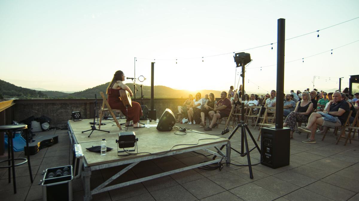 Un concert al terrat de la fàbrica de Celrà.