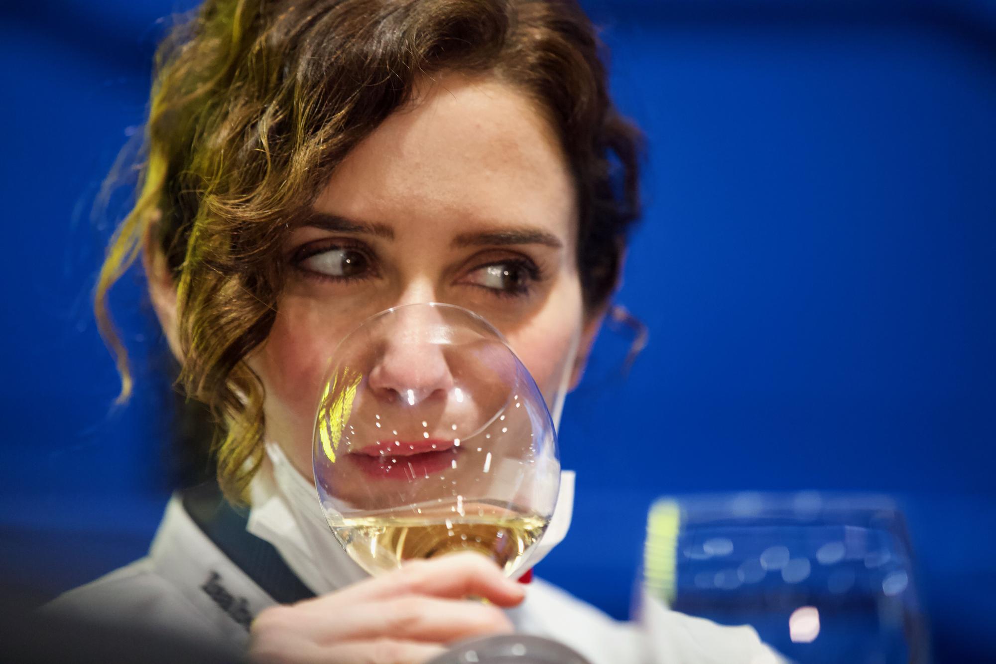 La presidenta de la Comunidad de Madrid, Isabel Díaz Ayuso con una copa de vino en la XX edición del 'Congreso Internacional Madrid Fusión-Alimentos de España', a 28 de marzo de 2022.
