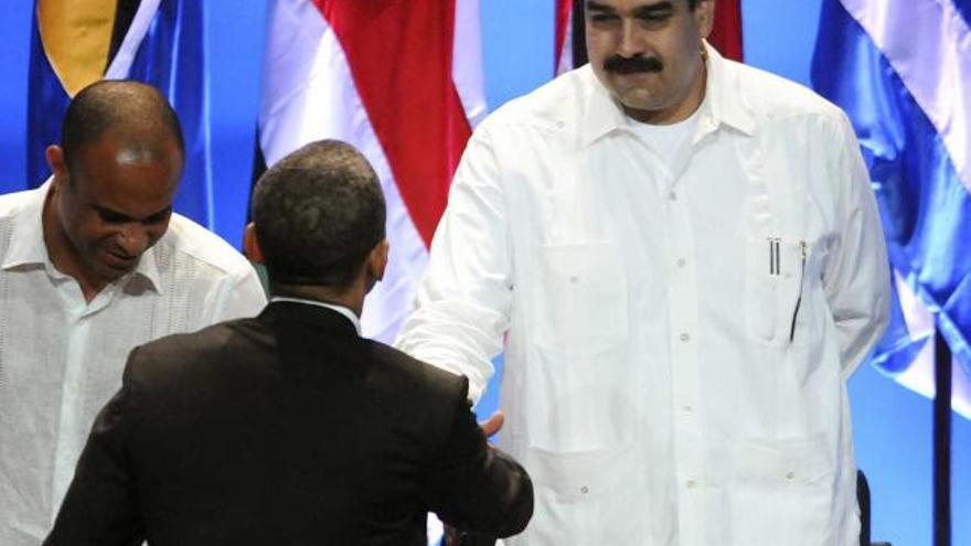 Obama saluda al ministro de Exteriores de Venezuela, Maduro.