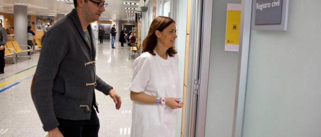 Fernando Blanco y Maite Díaz, accediendo a la oficina del Registro Civil del Hospital de Cabueñes.