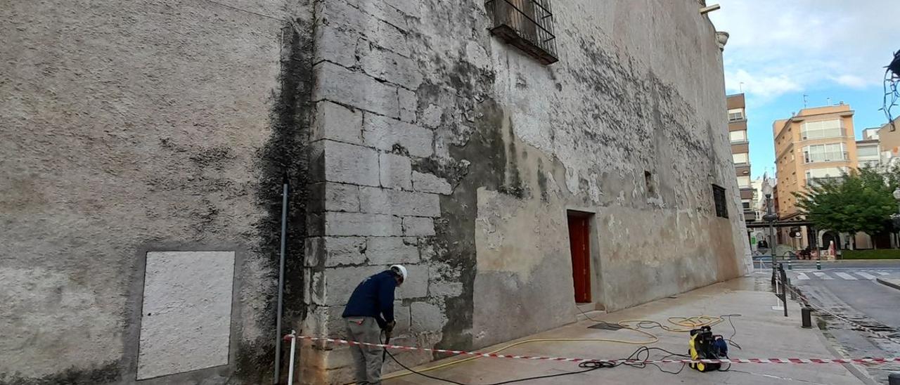 Los trabajos iniciales consisten en la limpieza de la fachada sur de la iglesia arciprestal de la Asunción de Vinaròs.