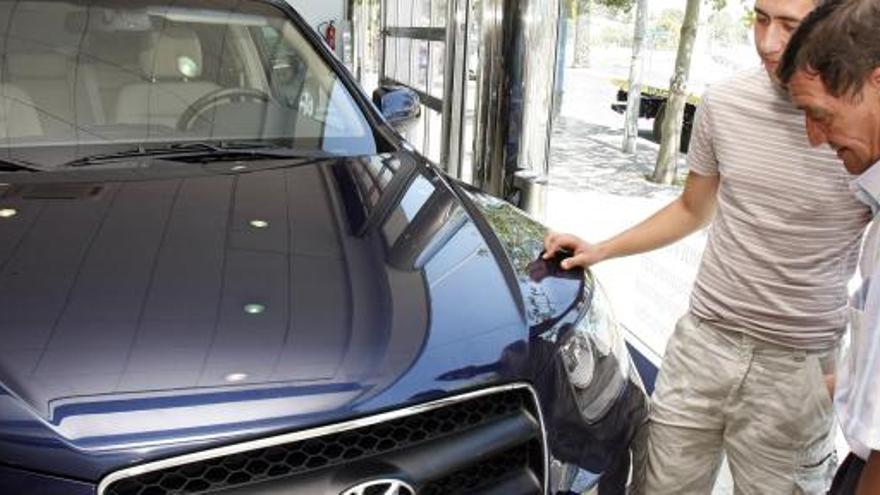 Dos personas probando un coche en un concesionario.