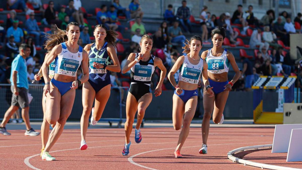 Un instante de la carrera delos 2.000 metros femenino,  con Águeda Muñoz y Andrea Romero en liza. toni escobar