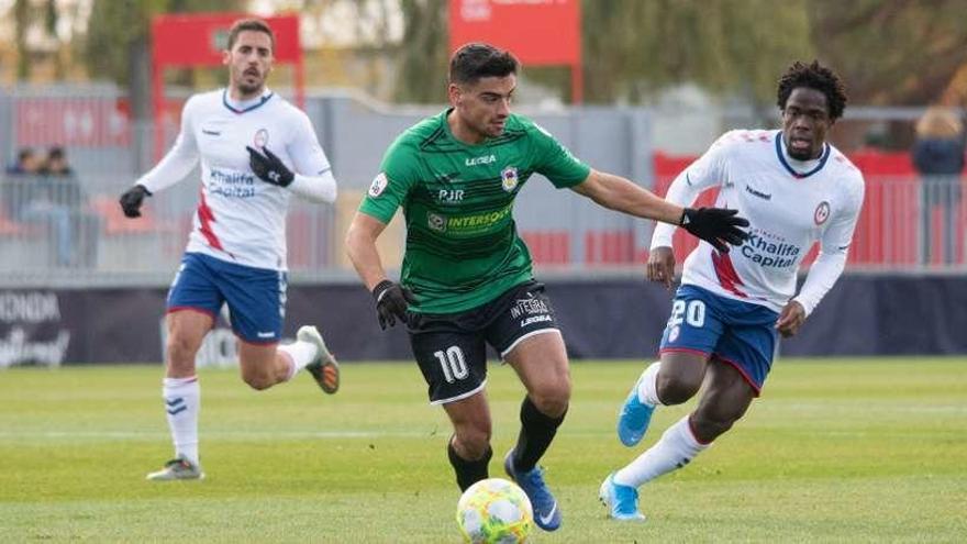 Davo se marcha de Jean Jules en el partido contra el Rayo Majadahonda.