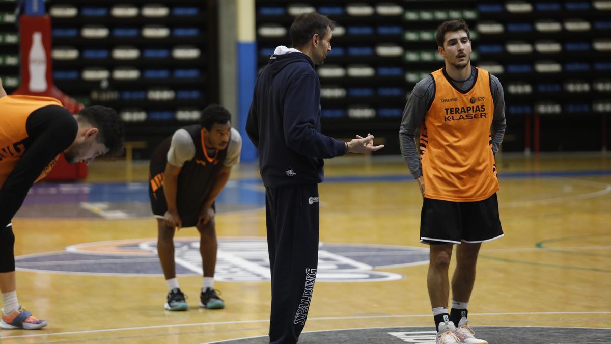 Natxo Lezkano habla con Alonso Meana durante un entrenamiento del Liberbank Oviedo Baloncesto