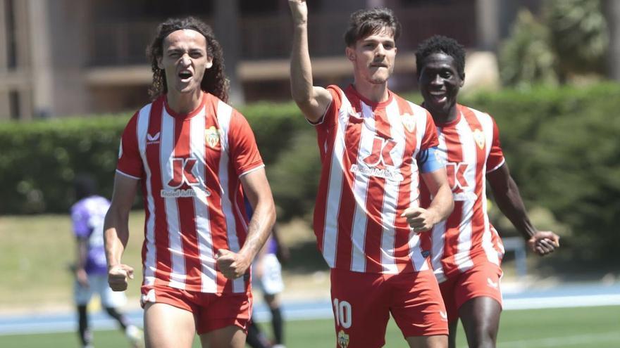 Carlos Gilbert celebra amb dos companys el darrer gol que va marcar amb el filial de la UD Almeria | UD ALMERIA