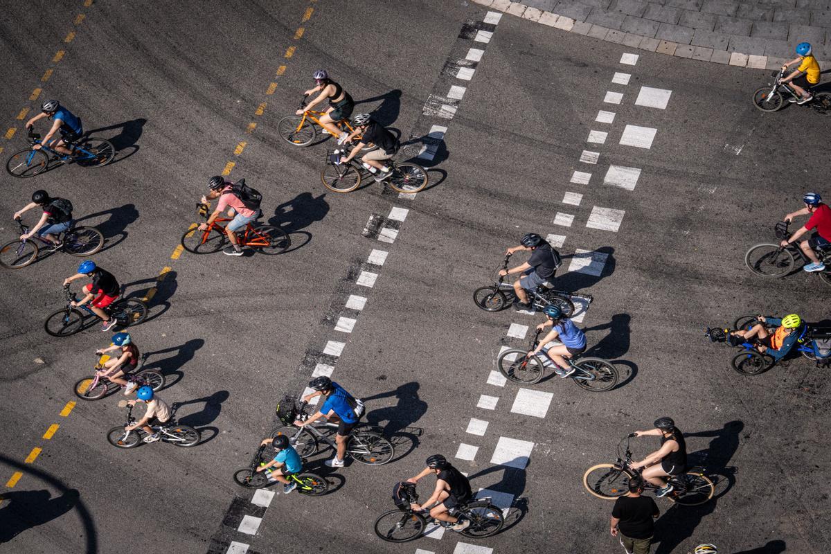Nueva edición de la Festa de la Bici y la Bicicletada en Barcelona, con el paseo de Lluís Companys convertido, un año más, en punto de encuentro para familias y aficionados al mundo del ciclismo de todas las edades. Un evento que este año ha atraído a cientos de personas y que ha contado con un aliciente añadido: la cuenta atrás hacia la salida del Tour de Francia 2026 desde la capital catalana. Nueva edición de la Festa de la Bici y la Bicicletada en Barcelona, con el paseo de Lluís Companys convertido, un año más, en punto de encuentro para familias y aficionados al mundo del ciclismo de todas las edades. Un evento que este año ha atraído a cientos de personas y que ha contado con un aliciente añadido: la cuenta atrás hacia la salida del Tour de Francia 2026 desde la capital catalana.