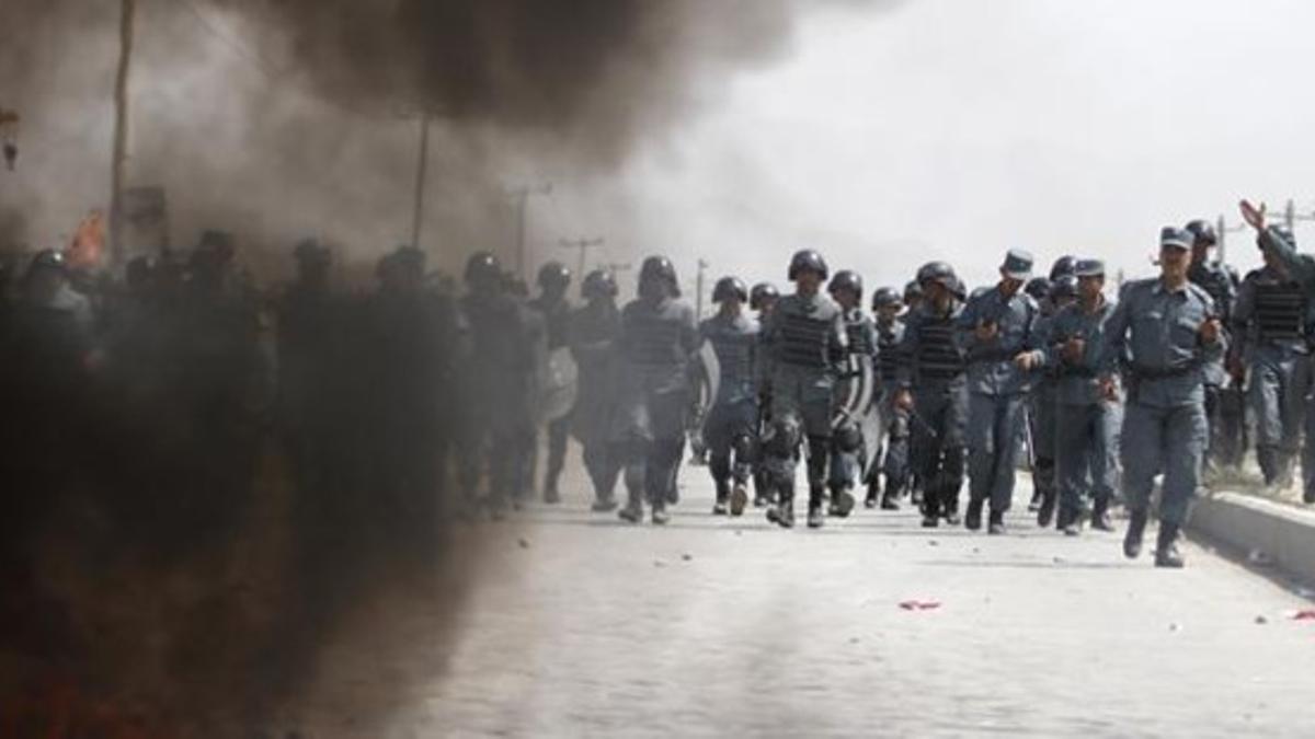 Policías afganos, durante las protestas que se han producido este lunes en Kabul en contra del vídeo de Mahoma.