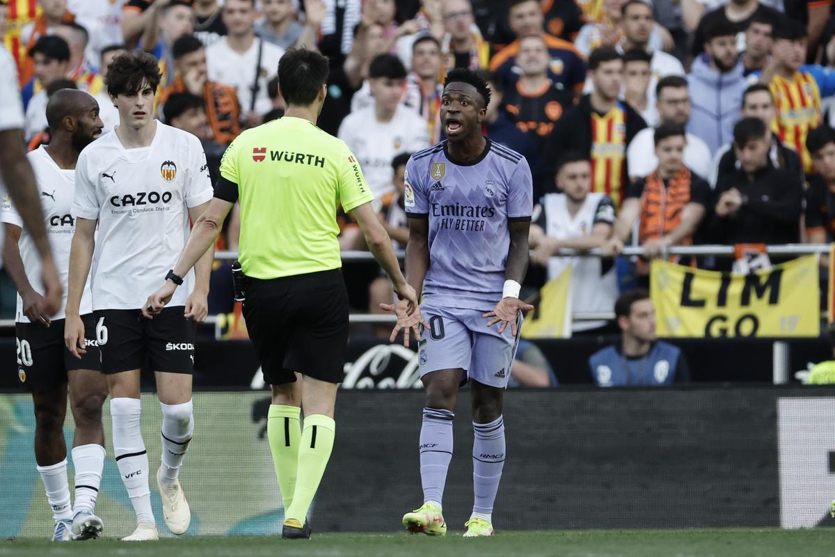 El árbitro de Burgos Bengoetxea (2d) habla con el delantero brasileño del Real Madrid Vinícius Júnior (d) durante el partido correspondiente a la jornada 35 de LaLiga Santander que disputaron Valencia CF y Real Madrid este domingo en Mestalla (Valencia). EFE/ Biel Alino