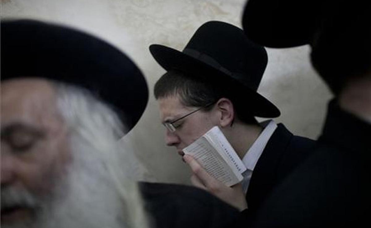 Homes ultraortodoxos jueus resen davant de la tomba de Josep a la ciutat cisjordana de Nabulus.