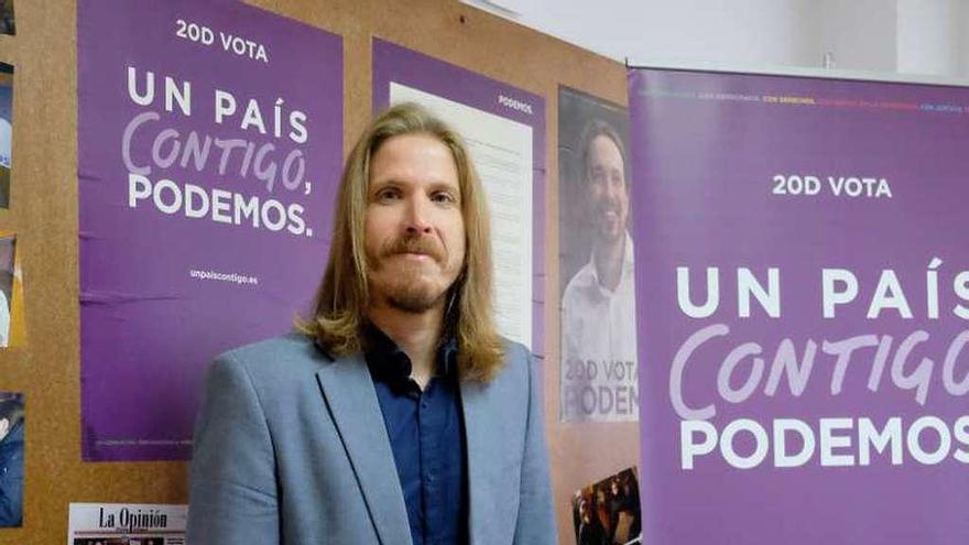 Pablo Fernández, en la sede de Podemos de Zamora.
