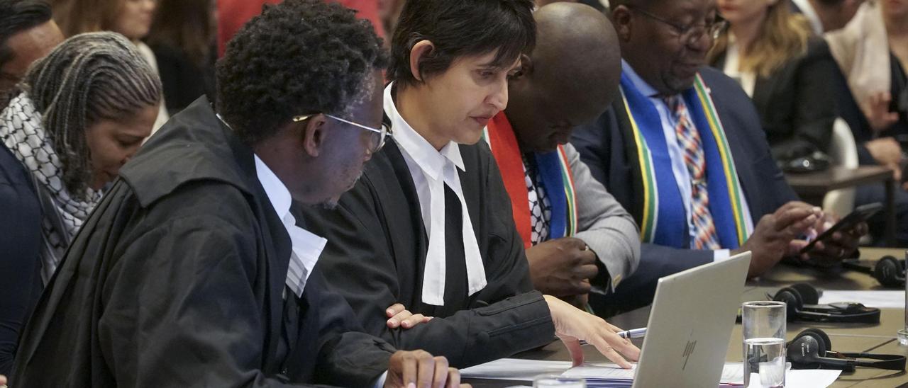 El equipo legal de Sudáfrica, ante la Corte Internacional de Justicia.