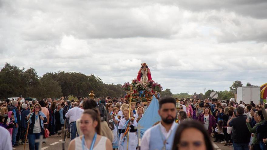 Miles de pacenses arropan a la Virgen de Bótoa en Badajoz pese a la amenaza de lluvia