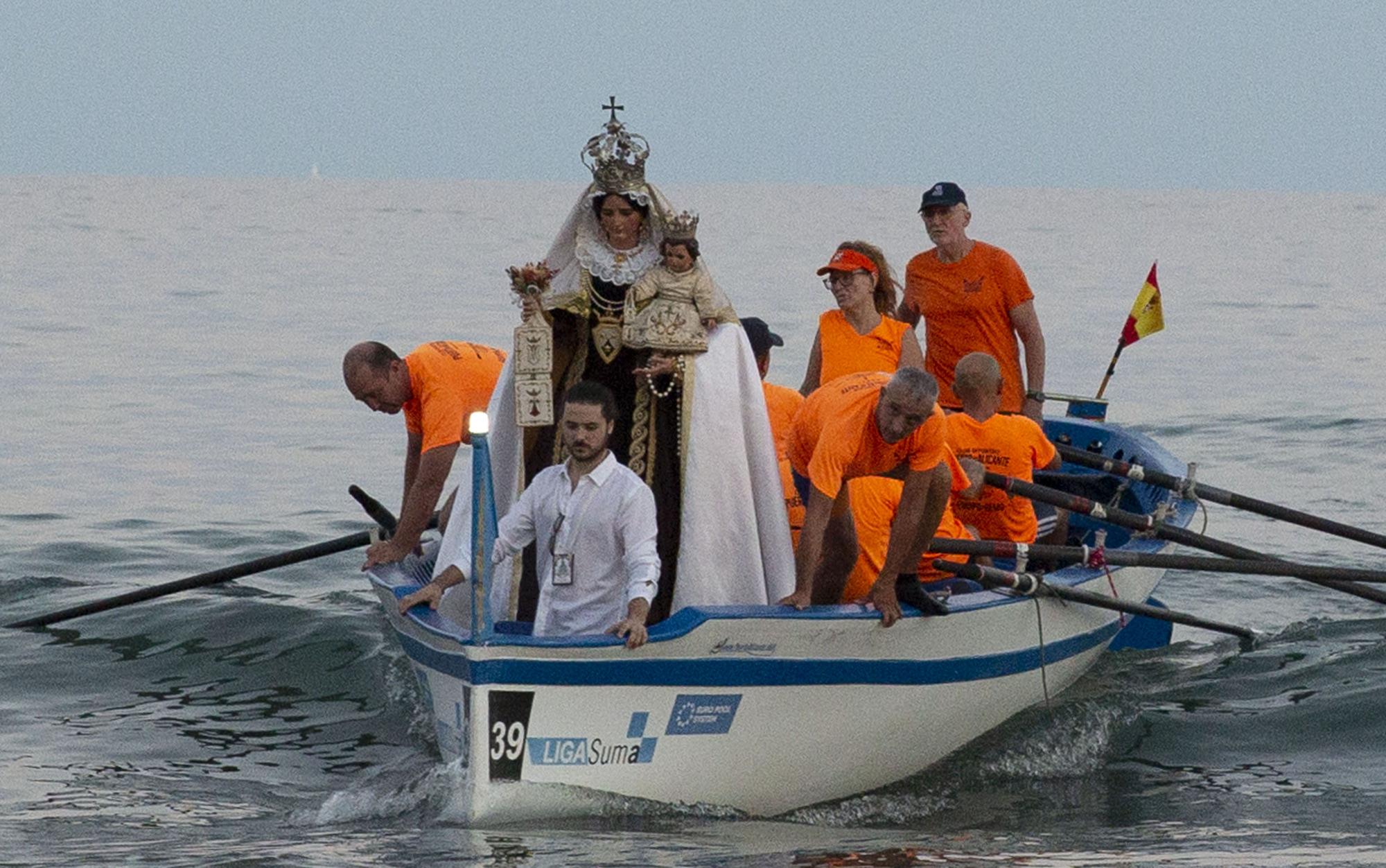 La Virgen del Carmen desembarca en la playa del Postiguet de Alicante