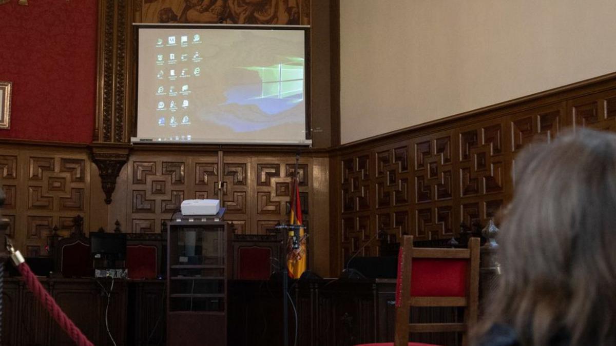 Una ciudadana observa las nuevas tecnologías en la sala de lo criminal de la Audiencia.